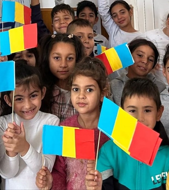 La mulți ani, România!”… Țara mea de glorii, țara mea de dor…”
